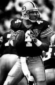 Brett Favre Green Bay Packers drops back to pass 1990s Old Photo 4