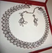 Avon Pearlesque collar necklace & earring set