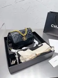 在飛比找Yahoo奇摩拍賣-7-11運費0元優惠優惠-至尊Vi豪華限量禮盒 Chanel 19 精選chanel包