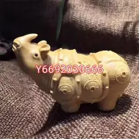 在飛比找Yahoo!奇摩拍賣優惠-小葉黃楊木犀牛望月 實木雕刻犀牛動物桌面小擺件 車載飾品工藝