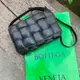 [二手] 近新真品BOTTEGA VENETA BV 黑色編織全皮大格子翻蓋枕頭包斜背包單肩包