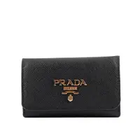 在飛比找康是美優惠-PRADA 浮雕Logo防刮皮革壓釦四孔鑰匙包（黑色） _廠