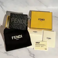 在飛比找蝦皮購物優惠-🔥現貨🔥FENDI 經典滿版Logo 黑色短夾