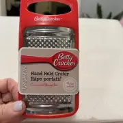 BETTY CROCKER HAND HELD RED PLASTIC FLAT SHREDDER GRATER ZESTER W/ CONTAINER