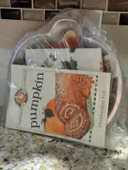 Gooseberry Patch Pumpkin Pie Pan, Recipe Book & Towel