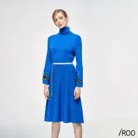 在飛比找momo購物網優惠-【iROO】寶藍色刺繡針織洋裝