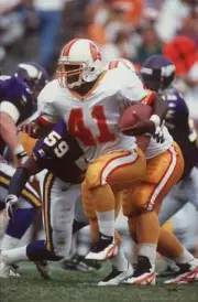 Running back Reggie Brooks Tampa Bay Buccaneers makes his way t- 1996 Old Photo