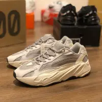 在飛比找蝦皮購物優惠-Adidas Yeezy 700 V2 Static EF2