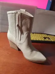 New ! DV Dolce Vita Kirby Women Bootie Ivory Size 8