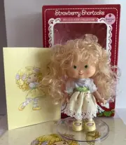 Altaya Strawberry Shortcake Banana Twirl Berrykin Re-issue Doll-Box, Book & Card