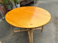 在飛比找Yahoo!奇摩拍賣優惠-早期檜木圓桌！桌面黃檜去漆整理過！尺寸品項如照！謝謝
