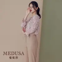 在飛比找momo購物網優惠-【MEDUSA 曼度莎】現貨-粉紅寬領玫瑰雪紡上衣（M-2L