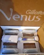 4 Gillette Venus Razor Blade Refills Cartridges 1 Shaver handle Silver