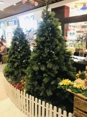 Luxury Christmas Tree With Pine Cones 2.4m
