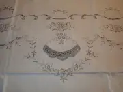 Vintage NOS Hand Made Madeira Embroidered Linen Tablecloth Set 72 x 126 Oval