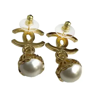 【CHANEL 香奈兒】ABC131 經典雙C LOGO水鑽鑲飾垂墜珍珠穿型針釦耳環(金色)