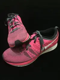 在飛比找Yahoo!奇摩拍賣優惠-正品 二手美品 NIKE FLYKNIT TRAINER 粉