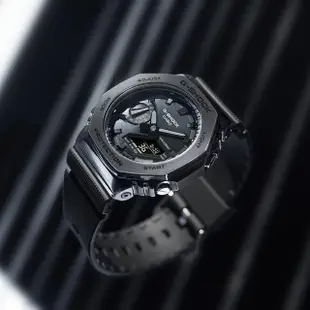 【CASIO 卡西歐】G-SHOCK 酷黑時尚 金屬八角農家橡樹雙顯錶 母親節 禮物(GM-2100BB-1A)