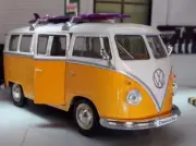 VW Split 1962 T1 Camper Surfer Yellow Bus 1:24 Surfboard Model Welly Surf