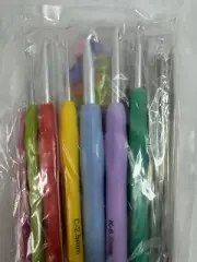 Crochet Hooks Ergonomic Soft Handle Rubber Grips Aluminum Needles 47 Piece NEW