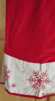 Jaclyn Smith 48" Christmas Tree Skirt Red w/ Beige Border & Snowflakes - NIP!