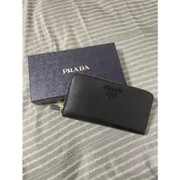 在飛比找蝦皮購物優惠-PRADA 黑字logo牛皮防刮拉鏈長夾