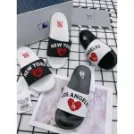 [正品] MLB KOREA NEW SOUND NY LA HEART 壓紋 LOGO 拖鞋 - 正品橫帶拖鞋 - F