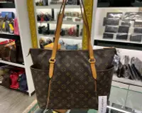 在飛比找Yahoo!奇摩拍賣優惠-㊣東區正精品㊣LV M56689 原花新款中天心雙口袋肩背包