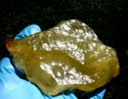 Libyan Desert Glass Meteorite Tektite impact specimen( 980 crt)Flat Dimples Gem