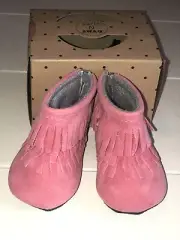 Sweet N Swag Pink Fringe Moccasin Boots Gray Rubber Bottom. Size 0