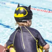 在飛比找蝦皮購物優惠-⛱️ Zoggs  蝙蝠俠3D矽膠泳帽 (黑/黃) 兒童 矽