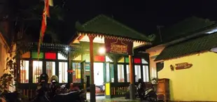 瑪瑪佳約客棧RedDoorz Near Plengkung Gading