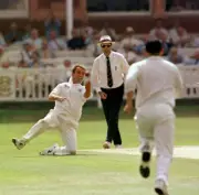 Benson and Hedges Super Cup Final 1999 MIKE SMITH celebrates - Old Cricket Photo