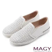 在飛比找momo購物網優惠-【MAGY 瑪格麗特】輕甜休閒時尚 素面造型洞洞牛皮平底鞋(