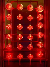 在飛比找樂天市場購物網優惠-新年裝飾品2024春節氛圍彩燈閃燈串燈大紅燈籠過年氣氛燈小燈