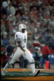 Punter Reggie Roby Miami Dolphins punts against the San Francisco - Old Photo