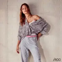 在飛比找momo購物網優惠-【iROO】棉質細豹紋印花上衣