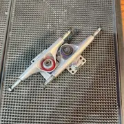 Birdhouse Tony Hawk 139mm Silver Trucks used