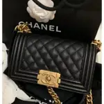 【空姐代購】CHANEL 香奈兒 鏈帶包 BOY 20CM 黑色牛皮 小羊皮 金扣 銀釦 單肩包 斜背包 A670