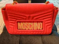 在飛比找Yahoo!奇摩拍賣優惠-MOSCHINO 金色字母方包 斜背包