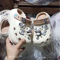 在飛比找蝦皮購物優惠-Crocs 帶有可愛熊貓貼紙的女性與真實圖片