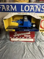ERTL - New Holland Agriculture - Grain Drill - 1:16 Scale