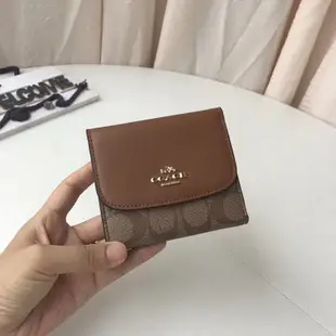 空姐精品代購 COACH 87589 新款女士立體馬車logo三折短款錢夾 後置拉鏈零錢袋 多卡位大容量 附代購憑證