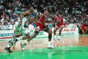 Michael Jordan Chicago Bulls runs v Reggie Lewis Boston Celtics pl- Old Photo