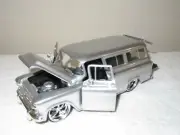 1957 CHEVY SUBURBAN SILVER JADA 1:24 METAL DIECAST OPENING HOOD DOORS & REAR END