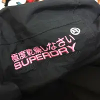 在飛比找蝦皮購物優惠-super dry 極度乾燥 連帽防風夾克 碳灰+粉紅 少女