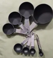 8 PIECE SET OF MEASURING INSTRUMENTS: 4 Cups & 4 Spoons Metal with Black Tip NIB