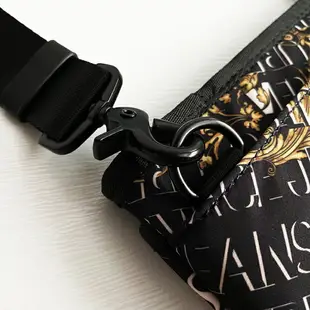 美國百分百【全新真品】Versace Jeans 凡賽斯 斜背包 VJ 側背包 LOGO 男包 專櫃精品 黑色 CK75