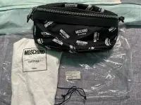 在飛比找Yahoo!奇摩拍賣優惠-美品Moschino Logo bag 腰包 斜背包