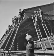 Foreman Fred Tilley gives instructions a gang female painters l- 1942 Old Photo